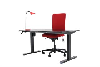 Kontorsæt med bordplade i sort, stelfarve i sort, rød bordlampe og rød kontorstol